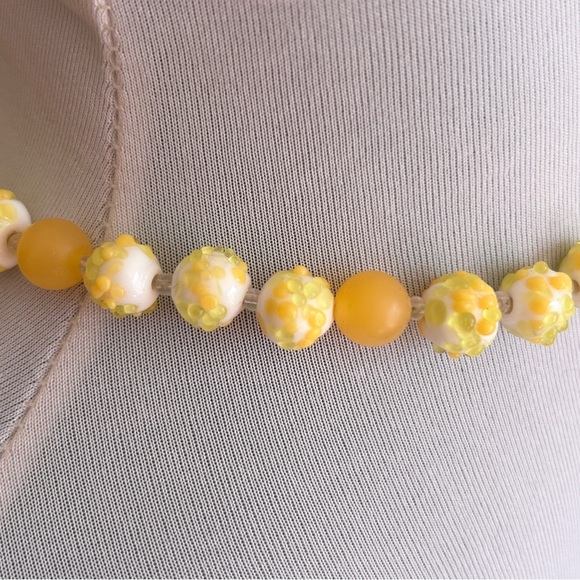 Vintage Yellow Lucite Necklace 1960s Floral Beads Mod Retro Mid Century Jewelry - Picture 8 of 9